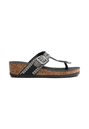 Sandalia cuña negra con suela de corcho, que presenta una tira texturizada adornada con tachuelas circulares y un diseño de tiras para el dedo del pie. Estilo ligero y casual.