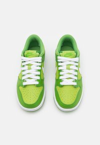 Nike Sportswear DUNK LOW - Sapatilhas - chlorophyll/white/vivid green