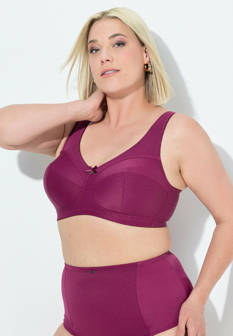 Mauve bh en hoge taille slip set met een textuurstof en een strikaccent op de bh. Beide items hebben brede banden en een naadloos ontwerp.