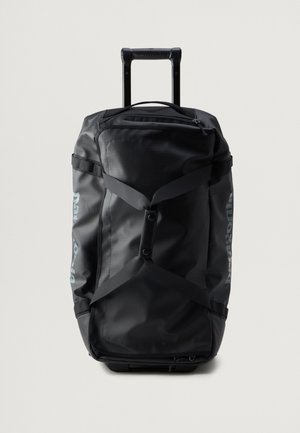 Bolsa de deporte negra con ruedas, fabricada en tejido duradero, que cuenta con un compartimento con cremallera, correas para asegurar los objetos y un mango telescópico.