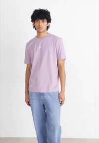 BOSS TCHUP - Paprasti marškinėliai - light pastel purple
