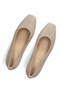 Beige ruskind ballet flats med et firkantet tådesign og en glat inderside; har en lille metallisk accent på bagsiden af hælen.