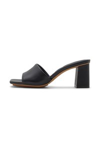 Zwarte leren slide-sandalen met blokhak en een afgeronde open teen, voorzien van een brede band over de voet, met een gladde textuur en minimalistisch design.
