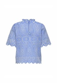 Top azzurro chiaro con intricate ricami bianchi, maniche corte, orlo a scallop e collo alto con dettaglio arricciato sul retro.