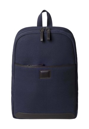 Sac à dos en tissu bleu marine avec poche avant, doubles curseurs de fermeture éclair, garniture noire et boucle de portage supérieure.