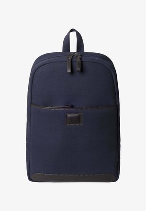 Marineblauer Stoff-Rucksack mit Fronttasche, zwei Reißverschlusszugen, schwarzem Rand und oberer Trageschlaufe.