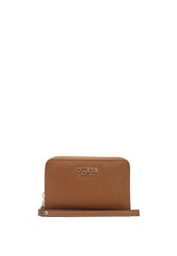 Cartera de cuero sintético marrón con cierre de cremallera, logo en relieve y correa para la muñeca. Presenta una textura suave y un diseño rectangular elegante.