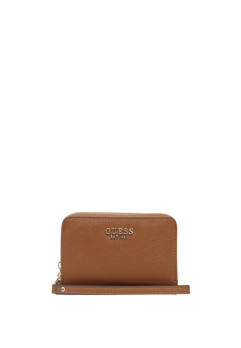 Cartera de cuero sintético marrón con cierre de cremallera, logo en relieve y correa para la muñeca. Presenta una textura suave y un diseño rectangular elegante.