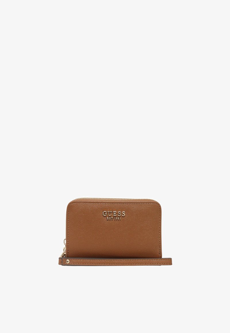 Cartera de cuero sintético marrón con cierre de cremallera, logo en relieve y correa para la muñeca. Presenta una textura suave y un diseño rectangular elegante.