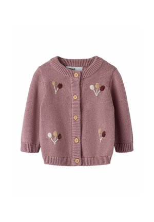 Cardigan bébé tricoté mauve avec cinq boutons en bois et petite broderie florale beige, blanche et marron sur le devant et les manches.