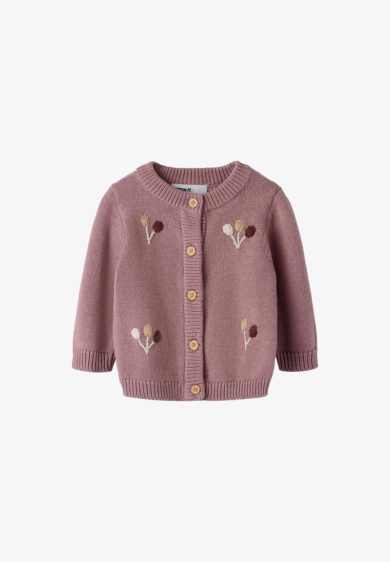 Cardigan bébé tricoté mauve avec cinq boutons en bois et petite broderie florale beige, blanche et marron sur le devant et les manches.