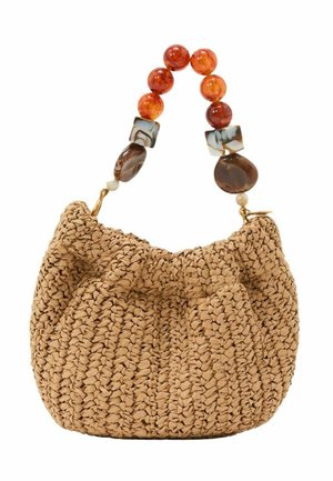 Tan vævet håndtaske med et håndtag lavet af store, runde og uregelmæssige rav- og brune perler.