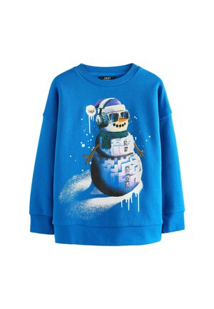 Sweatshirt bleu avec un graphique d'un bonhomme de neige pixélisé portant un chapeau violet, des écouteurs, des lunettes de soleil et une écharpe verte, avec des détails de pulvérisation de neige.