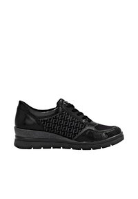 Chaussure de sport noire avec un dessus en cuir verni brillant et en tissu texturé, design à lacets, semelle compensée rembourrée et motif subtil.