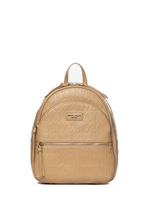 Sac à dos beige Marc Ellis avec motif "M" en relief, poignée supérieure, poche avant zippée et détails de fermeture éclair dorés.
