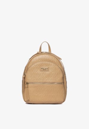 Zaino beige Marc Ellis con motivo "M" in rilievo, manico superiore, tasca frontale con cerniera e dettagli della cerniera in tonalità oro.