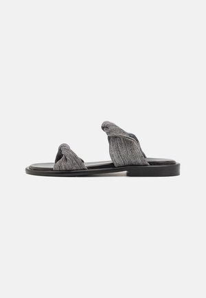 Sort flad sandal med snoede tekstilremme i grå nuancer. Har en glat sål og et minimalistisk, strømlinet design.