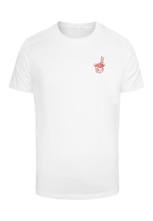 T-shirt en coton blanc avec un graphique rouge représentant une boîte à emporter avec des baguettes sur le côté gauche de la poitrine. Manches courtes, design à col rond.