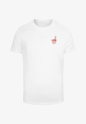 T-shirt en coton blanc avec un graphique rouge représentant une boîte à emporter avec des baguettes sur le côté gauche de la poitrine. Manches courtes, design à col rond.