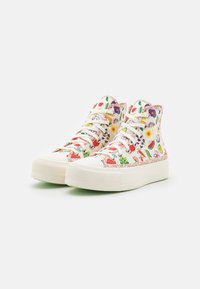 Białe trampki typu high-top z kolorowym nadrukiem kwiatowym i owocowym, błyszczącymi akcentami oraz teksturowaną gumową podeszwą.