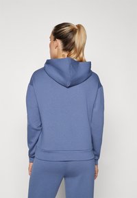 ONLY Play ONPLOUNGE LIFE HOOD NOOS - Majica s kapuljačom - vintage indigo