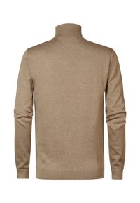 Beige gestrickter Pullover mit hohem Kragen, langen Ärmeln und gerippten Bündchen sowie Saum. Glatte Textur ohne Muster oder Verzierungen.