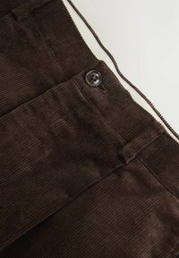 Braune Cordhosen mit vertikalen Rippungen. Enthalten einen Reißverschluss, einen Knopfverschluss und eine Kontrast-Futter. Glatte Textur; lässiges Design.
