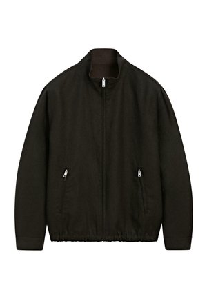 Černá bunda na zip s vysokým límcem, elastickým lemem a dvěma předními kapsami na zip, zobrazena na bílém pozadí.