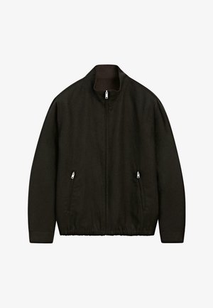 Czarna kurtka zapinana na zamek błyskawiczny z stojącym kołnierzem, elastycznym dołem oraz dwoma przednimi kieszeniami na zamek, prezentowana na białym tle.