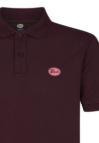 Burgundowa koszulka polo wykonana z teksturowanej tkaniny, z kołnierzykiem zapinanym na guzik, dwiema guzikami z przodu oraz różowym owalnym logo na klatce piersiowej.