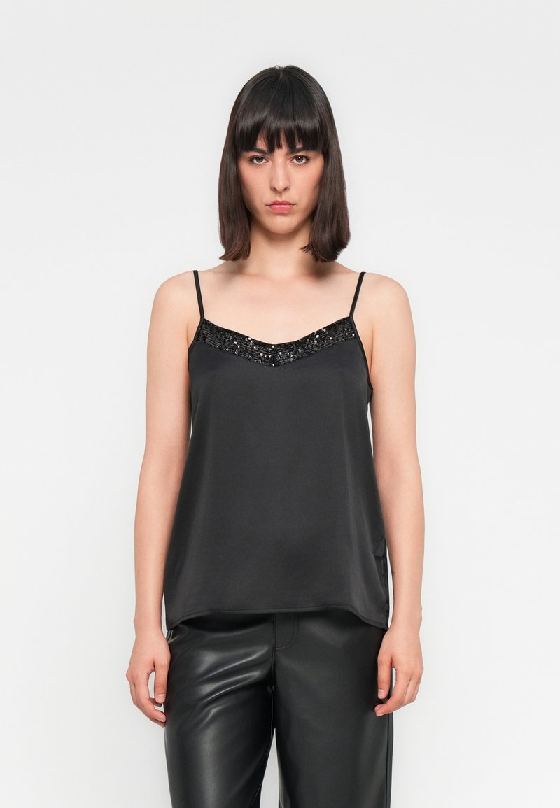 Camiseta de seda negra con tirantes ajustables y acentos de lentejuelas a lo largo del escote en V, con un corte relajado y textura suave.