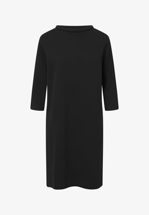 Zwarte jurk tot de knie met driekwartmouwen, een ronde halslijn en een eenvoudige, gladde textuur. Geen zichtbare patronen of versieringen.