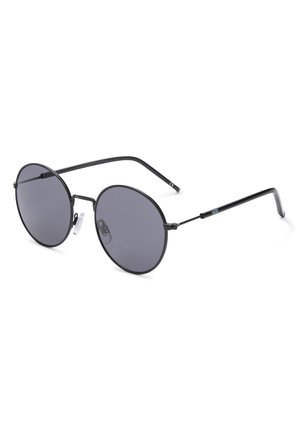 Lunettes de soleil noires rondes avec des verres foncés, monture en métal fine et plaquettes de nez ajustables. Comprend des branches noires fines et courbées.