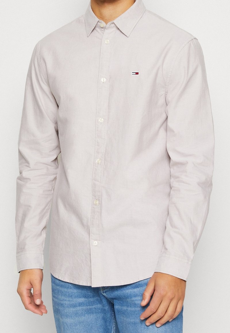 Lichtgrijs overhemd met lange mouwen en knopen, gemaakt van een katoenmengsel, voorzien van een klein logo op de borst en een klassieke kraag.