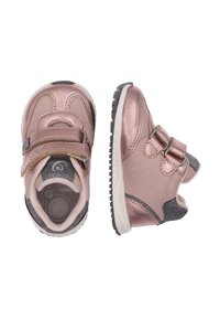 Růžové tenisky pro malé děti s metalickým leskem, texturovanými šedými detaily, dvojitými suchými zipy a bílou podrážkou pro lepší trakci.