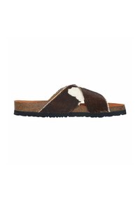 Bruine en witte leren slippers met een cross-strap ontwerp, kurken voetbed en een gestructureerde zwarte rubberen zool.