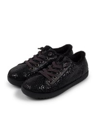 Schwarze Sneaker mit strukturierter Oberfläche und glänzendem, reptilähnlichem Muster, gefüttert mit Fell, runden Schnürsenkeln und metallischen Ösen. Flache Gummisohle.