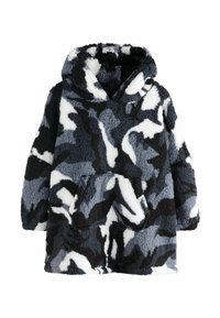 Fleece capuchon poncho in zwart, wit en grijs camouflagepatroon, met lange mouwen en een voorzak. Zacht, gestructureerd materiaal.
