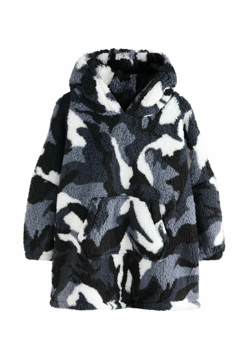 Fleece capuchon poncho in zwart, wit en grijs camouflagepatroon, met lange mouwen en een voorzak. Zacht, gestructureerd materiaal.