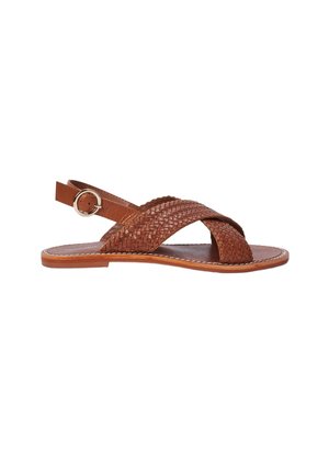 Sandales en cuir marron avec des brides tressées, bout ouvert et sangle de cheville réglable dotée d'une boucle en métal. Semelle plate avec un détail de couture.