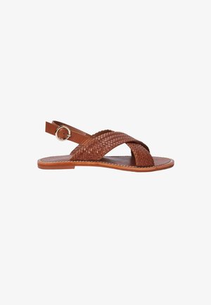 Sandales en cuir marron avec des brides tressées, bout ouvert et sangle de cheville réglable dotée d'une boucle en métal. Semelle plate avec un détail de couture.