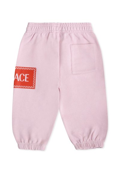 Pantalon de jogging rose avec taille élastique, chevilles resserrées, doté d'un écusson rectangulaire rouge sur le côté gauche et d'une poche arrière.