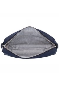 Borsa in pelle blu navy con zip argentata, dotata di un ampio interno foderato con tessuto a motivo logo. Design pulito, hardware minimale.