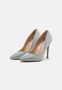 Décolleté scintillanti con punta affusolata, rivestiti di strass multicolori, con un interno beige liscio e un sottile tacco metallico.