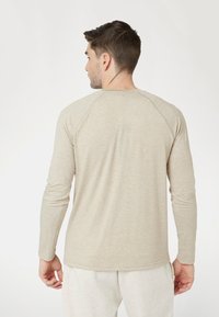 Guess Ilgarankovis viršutinės dalies drabužis - beige