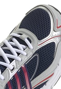 adidas Originals RESPONSE CL UNISEX - Športni copati - night indigobetter scarlet ftwr white