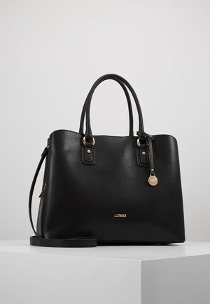 Sac à main en cuir texturé noir avec doubles poignées, une bandoulière amovible, une quincaillerie dorée et un petit charm rond suspendu.