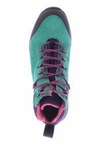 Groene suede klimschoen met zwarte rubberen zool, roze accenten, paarse mesh voering en paarse/roze veters. Bevat een handgreep aan de hiel.