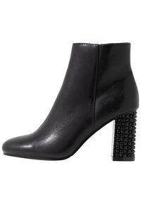 Czarne skórzane botki za kostkę z zaokrąglonym noskiem i teksturowanym słupkowym obcasem z kwadratowymi ćwiekami, zapinane na zamek błyskawiczny z boku, elegancki design.