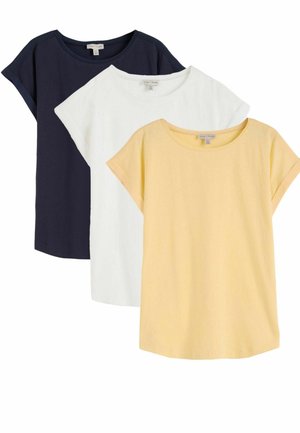 Tre foldede T-shirts med korte ærmer og rund hals i marineblå, hvid og bleg gul, arrangeret overlappende på en hvid baggrund.